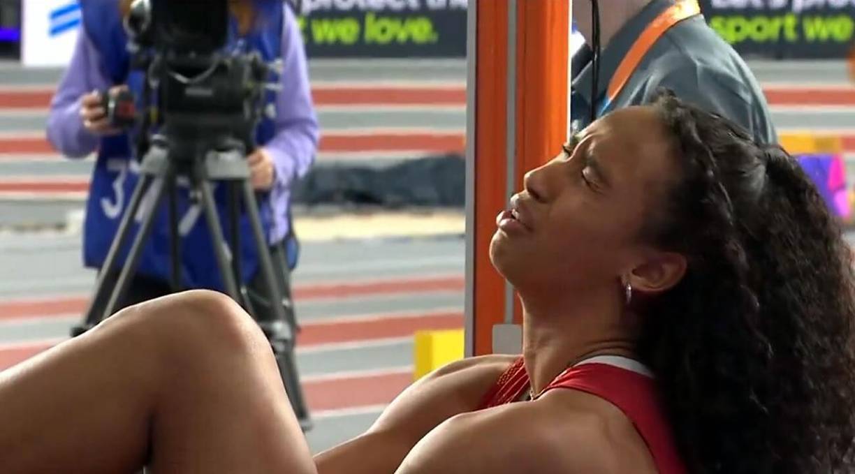 A la joven atleta española se le podían leer los labios: “Otra vez no por favor...”, mientras lloraba desconsoladamente.