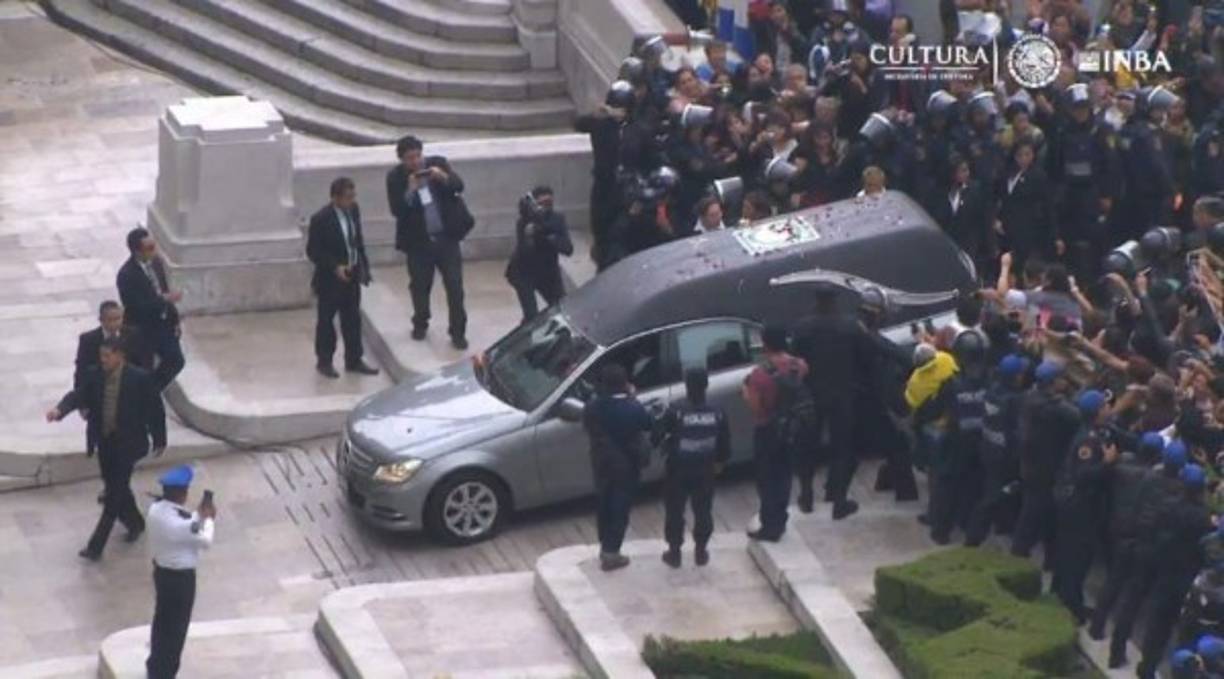 El cortejo fúnebre con los restos mortales del cantante y compositor, fallecido el pasado 28 de agosto en Santa Mónica (Estados Unidos) de un infarto a los 66 años, llegó a las 16.20 hora local (21.20 GMT) al palacio, considerado el principal recinto cultural del país, en el Centro Histórico de la ciudad.