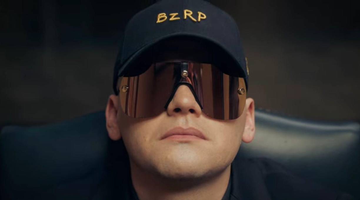 En el videoclip, el actor Francella menciona que el productor la sigue rompiendo con su música, pero que pese a ello debe cambiar su actuar y producir en la música.