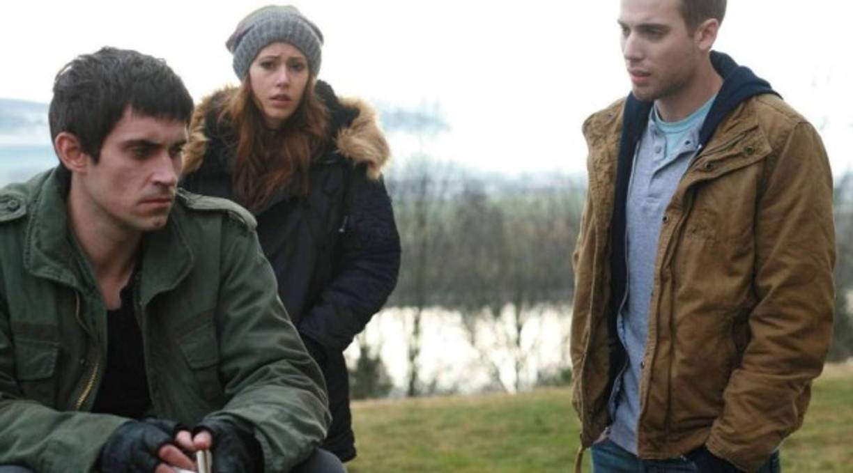 Repeaters (2010)<br/>Director: Carl Bessai<br/><br/>Trama: Tres jóvenes drogadictos repiten sin descanso el Noveno Paso de su terapia de rehabilitación, que consiste en disculparse con las personas a las que han dañado debido a sus adicciones.<br/><br/>