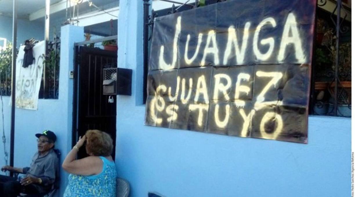 Miles de personas esperaron el paso de las cenizas de Juan Gabriel por las calles de Ciudad Juárez.