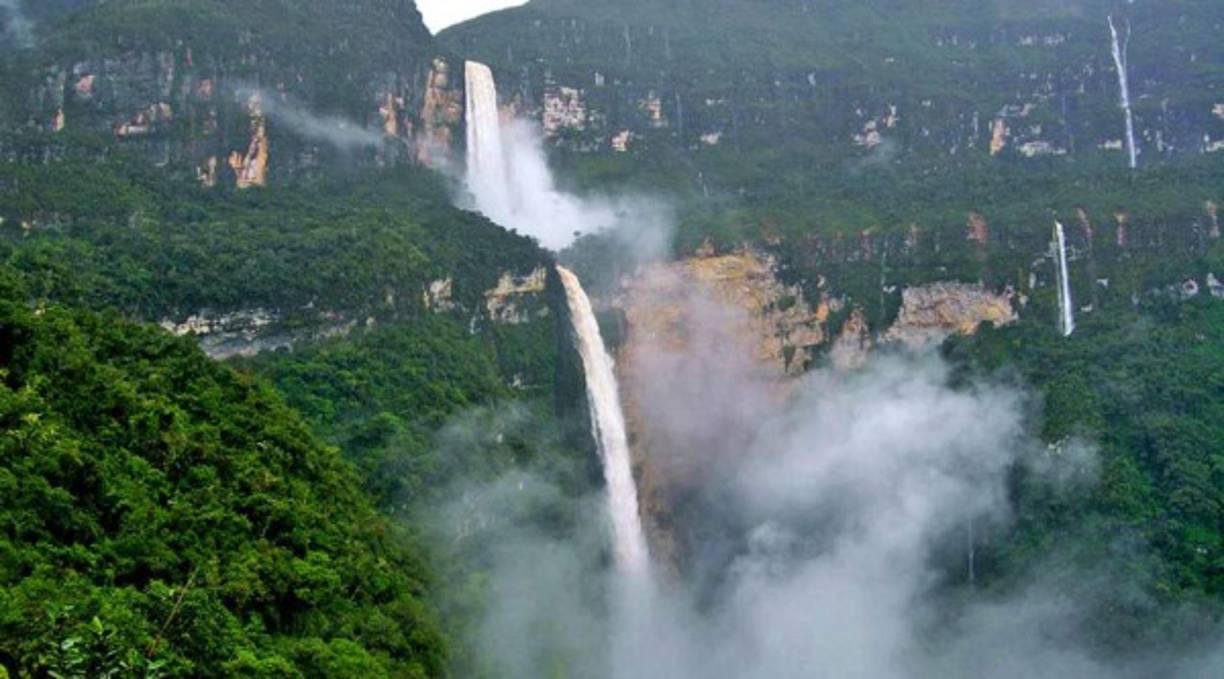 Un turista murió al intentar hacerse una selfie en una cascada del Perú. El joven resbaló al intentar buscar el mejor angulo para su autofoto.