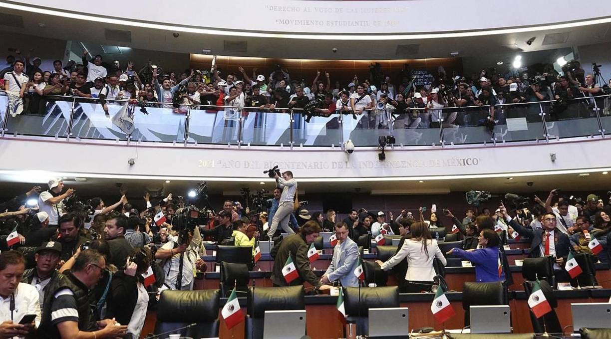 3. La alianza oficialista del Movimiento Regeneración Nacional (Morena), el Partido del Trabajo (PT) y el Verde Ecologista de México (PVEM) controla desde septiembre dos tercios de la Cámara de Diputados y el Senado, lo que le permite reformar la Constitución sin obstáculos.