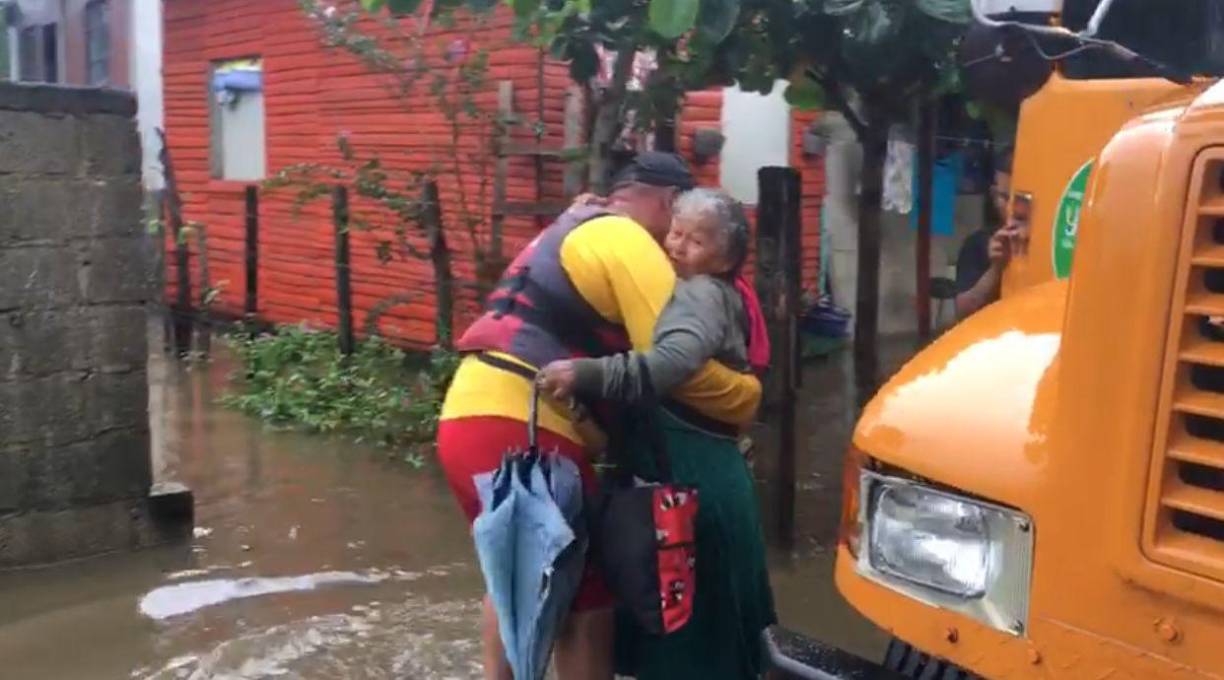Cabe mencionar, que en su hogar, y según reportes de los bomberos fueron evacuados dos personas más mayores de edad.