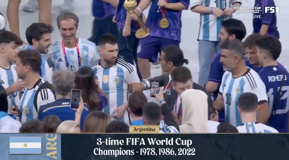 El famoso chef agarró a Messi del hombro y ante la insistencia provocó un gesto de fastidio del capitán argentino.