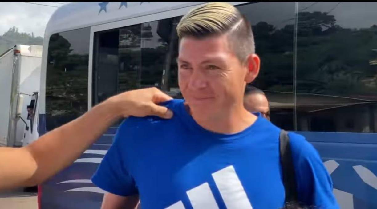 Al bajar del autobús se encontró con una sorpresa de parte de sus seres queridos. ¡Bienvenido a casa! decía uno de los letreros que acompañaban la llegada del jugador.