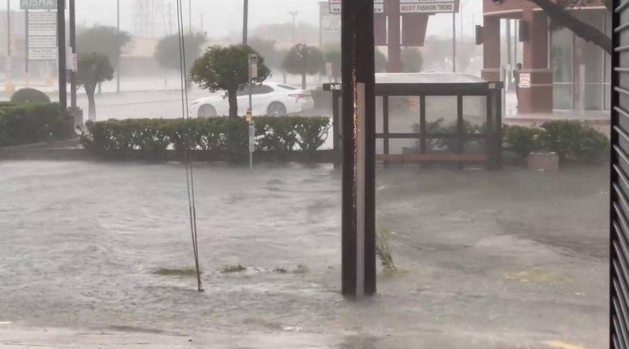 Tras tocar tierra sobre las 4 de la madrugada, hora local (9:00 GMT), las primeras imágenes diurnas muestran calles inundadas y escombros en poblaciones costeras.