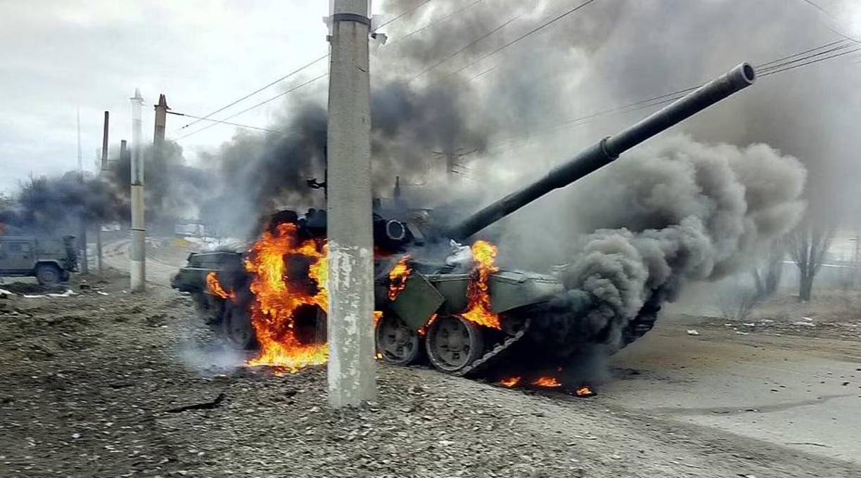 Un tanque ruso destruido en las afueras de Járkov.