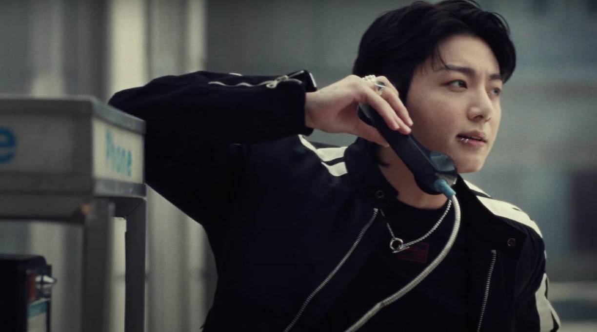 “3D” (en su versión explícita) se ubicó a pocas horas de su lanzamiento en el puesto No.1 de ITUNES EE.UU y ”3D” (versión alternativa) ocupa el puesto No. 2 en ITUNES EE.UU.