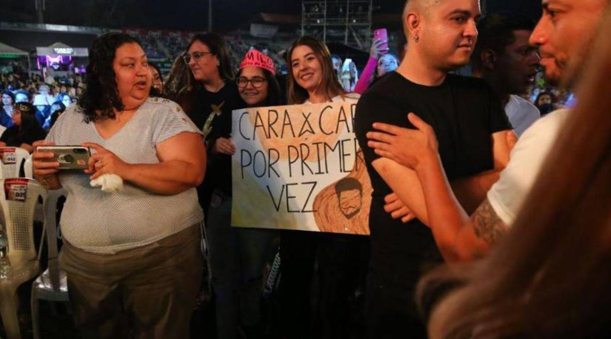 “Cara a cara por primera vez”, decía la pancarta de estas hondureñas muy alegres por ver a Camilo en el país.
