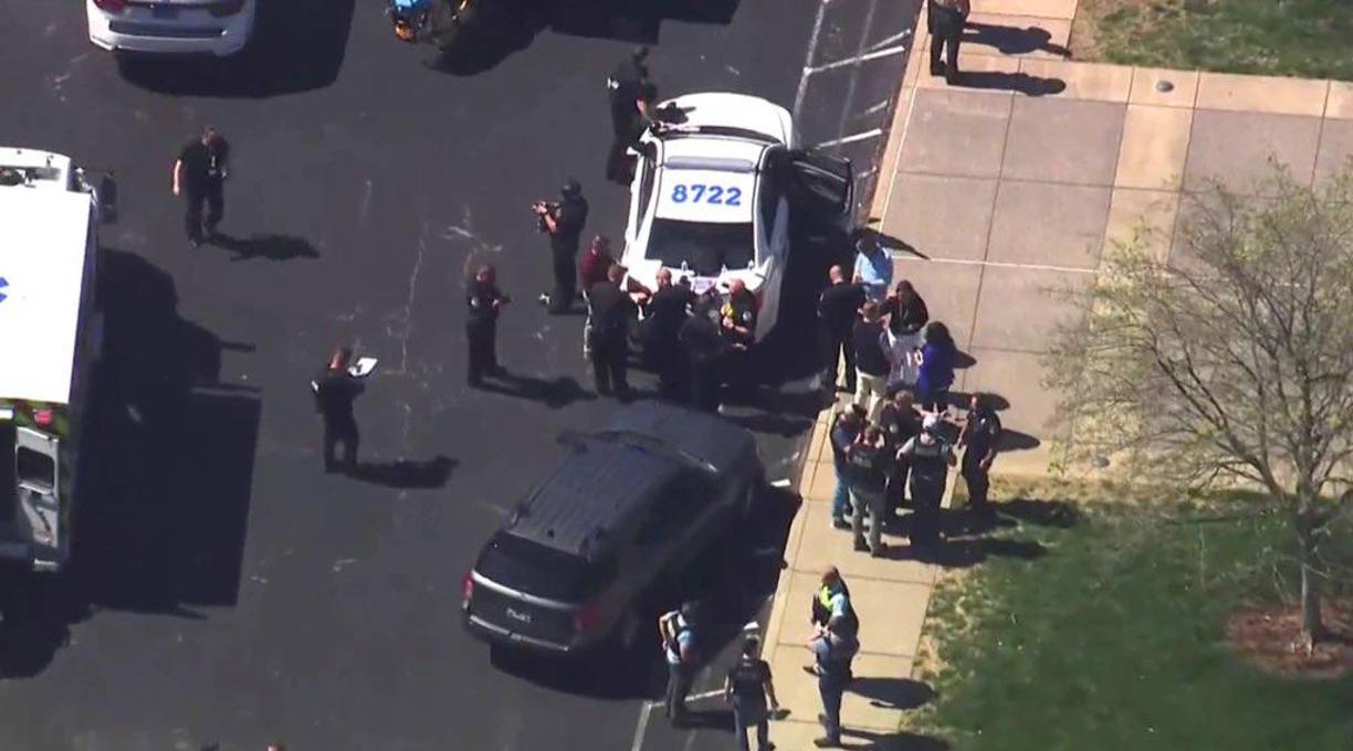 La atacante falleció en un enfrentamiento con los agentes, escribió el Departamento de Policía de Nashville en su cuenta de Twitter.