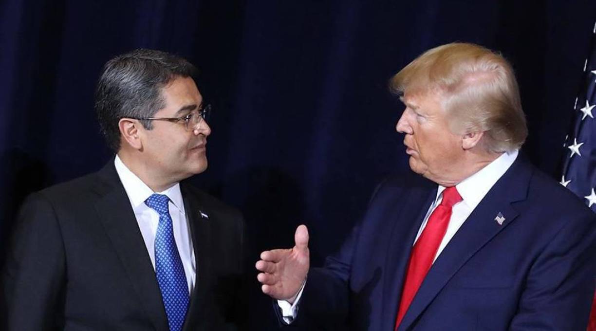 Trump da la mano a Hernández y lo felicita por “hacer un gran trabajo”.