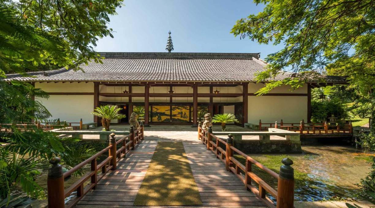 Los seleccionados de Honduras podrán relajarse caminando por sus senderos y jardines. La fachada del hotel es muy curioso.