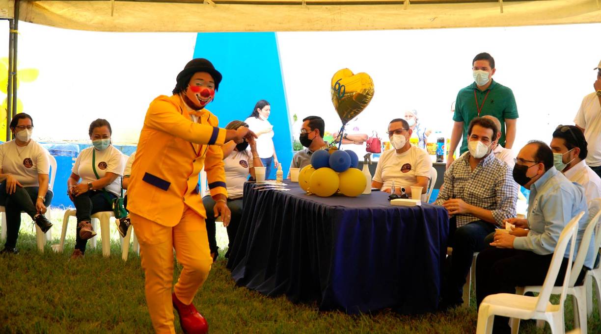 El reconocido payaso Popeyito deleitó a los presentes con sus divertidas ocurrencias.