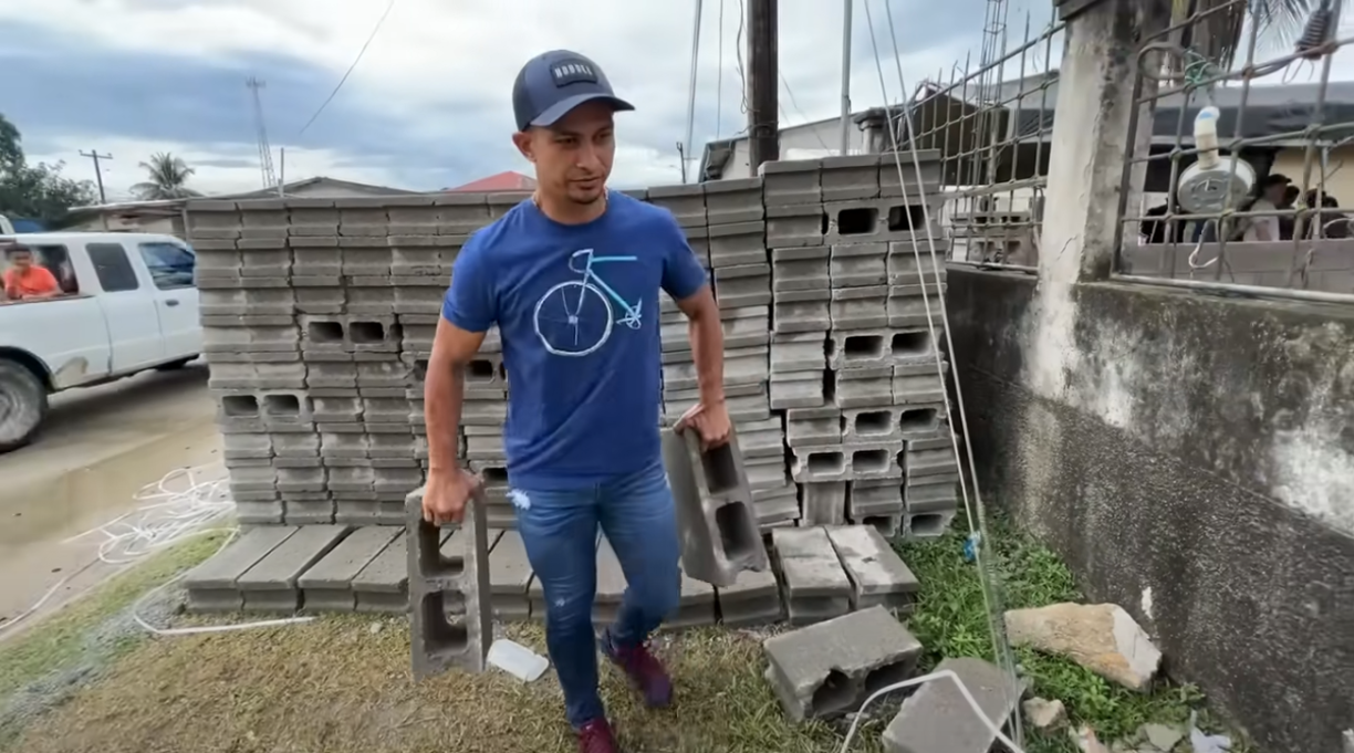 Posteriormente, después del encuentro, Mario Berrios y Shin Fujiyama se dirigieron al lugar cercano a la cancha, donde están construyendo un kinder para todos los niños de Mezapa.