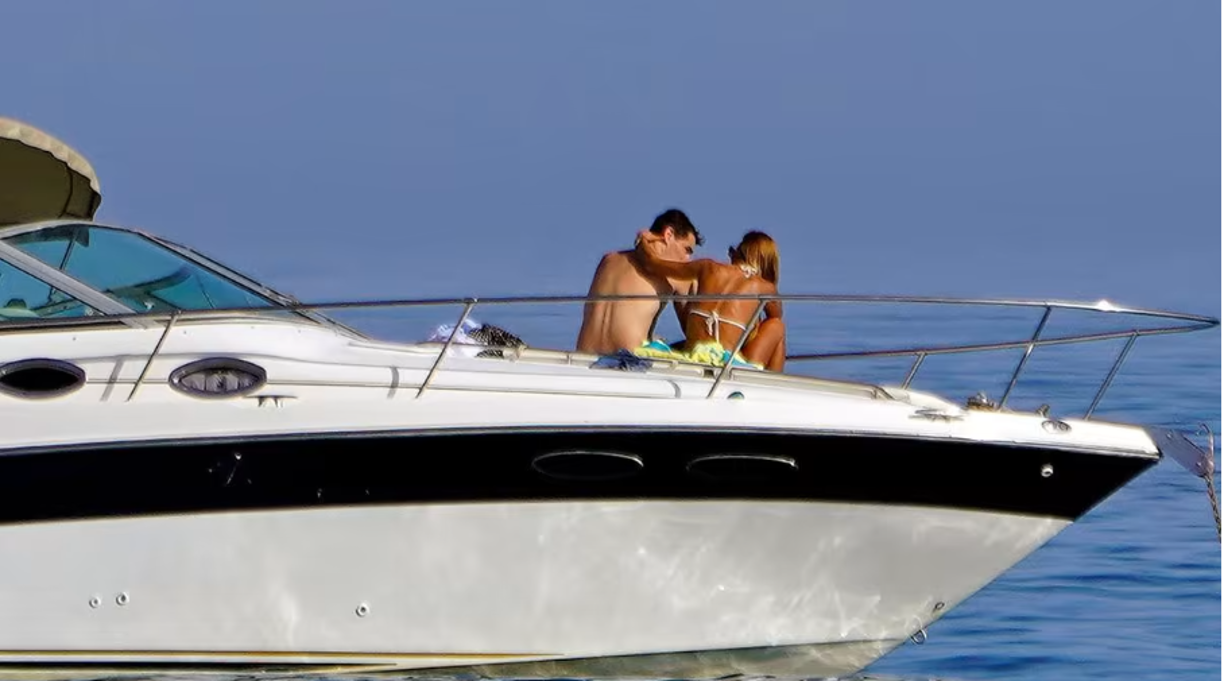 Así fueron captados ambos en un yate.