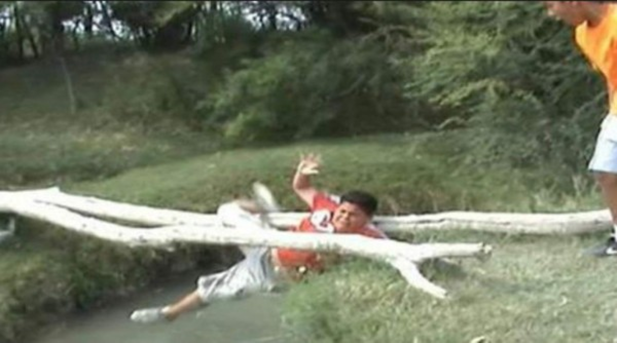 Edgar les rogaba que pararan de mover “el puente”, pero estos no le hicieron caso.