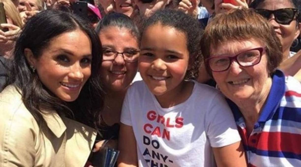 Una de sus selfies más destacas de este año fue con una niña en Australia, según Harry, era igualita a su mujer por lo que merecía una fotografía, que fue tomada por él mismo.<br/><br/>Caitlin Clark, de 10 años, se tomó una foto con la exestrella de Suit, recibió su respectivo autógrafo y hasta un halago por su camiseta (Las chicas lo pueden hacer todo).<br/><br/>La pequeña habló con la prensa sobre el momento que vivió con la duquesa de Sussex y contó que Markle escribió mal su nombre, pero no le importó. 'Mi corazón aún está acelerado. Nunca antes he recibido un autógrafo real'.