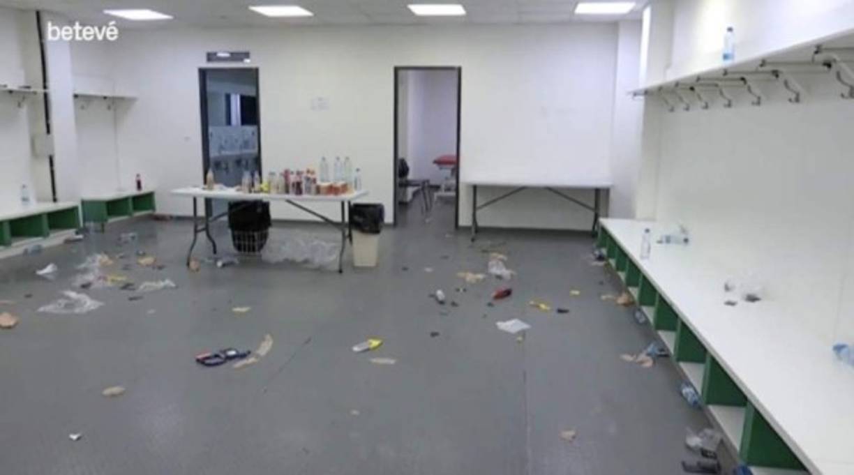 En las imágenes se puede observar en el reprochable estado en el que los futbolistas del Barcelona dejaron el recinto tras marcharse del establecimiento del conjunto checo.