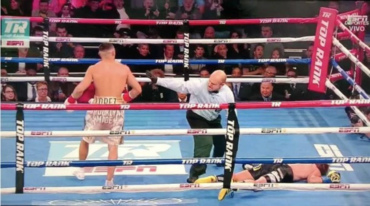 El árbitro de la pelea separó a Teófimo López tras mandar a la lona a Mason Menard.