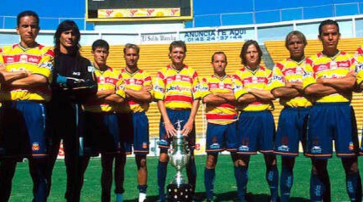 Ángel Comizzo era portero y fue campeón con Monarcas Morelia siendo compañero en ese entonces de Carlos Pavón. Hoy el argentino se desempeña como entrenador y es candidato para llegar al banquillo del Olimpia.