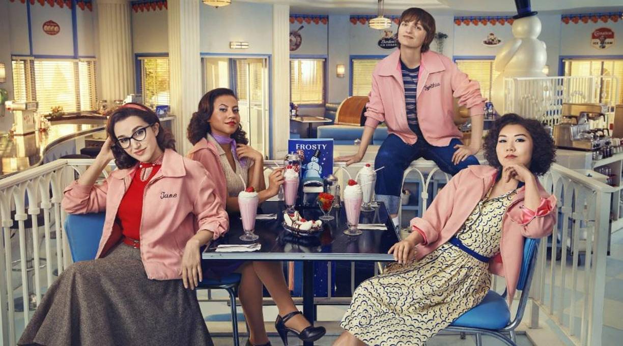 <b>“GREASE, RISE OF THE PINK LADIES”, 7 de abril en SkyShowtime</b>Esta serie musical se desarrolla en 1954, cuatro años antes de la película original “Grease”, de que reinara el rock and roll y de que los T-Birds fueran los más populares del instituto. Cuatro chicas, hartas de ser las marginadas, se atreven a divertirse en sus propios términos, provocando un pánico moral que cambiará Rydell High para siempre.