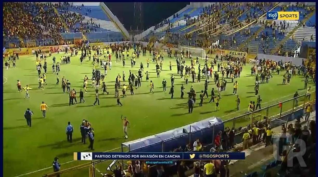 El clásisco se suspendió tras la invasión de cancha, una imagen que recordó a lo sucedido en México durante el juego Querétaro-Atlas.