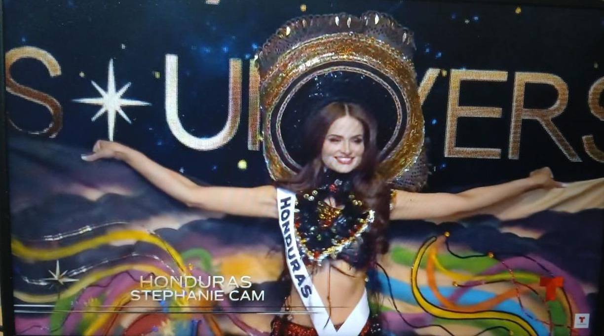 Por otra parte, en el sitio oficial de Miss Universe Honduras dieron más detalles de la temática del traje: “El encuentro de los pueblos”: “El traje típico de Honduras este año representa el panorama folclórico de sus culturas que a través del tiempo se han ido recopilando e informando. Llevando un hilo teatral con aspectos visuales que han sido cuidadosamente estudiados y validados por folcloristas a nivel nacional. Creando una propuesta que contara una historia enalteciendo los saberes, modas y tradiciones para seguirlas conservando”.