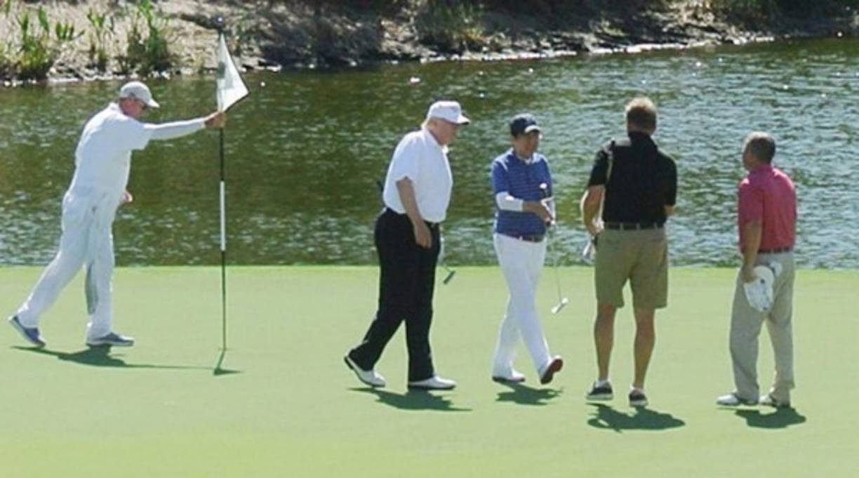 Trump invitó al primer ministro nipón, Shinzo Abe, a una partida de golf en su resort en la Florida.