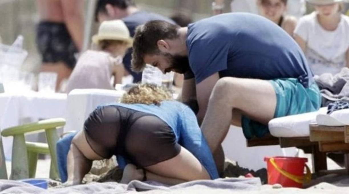 En unas pequeñas vacaciones con Piqué, se le pude ver a Shakira enseñando toda su retaguardia, está imagen le da la vuelta al internet, porque su extraña pose.<br/><br/>Aunque la imagen se ha vuelto viral, corresponde a unas vacaciones del 2016 en Ibiza. Actualmente Shakira y Piqué viven un romance más discreto alejados de las cámaras.