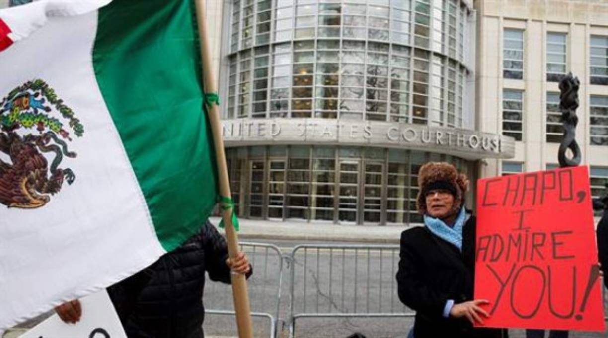Sin embargo, los abogados de 'El Chapo' se opusieron y finalmente el capo mexicano acudió en persona a la corte federal de Brooklyn donde se sigue el proceso en su contra.<br/>