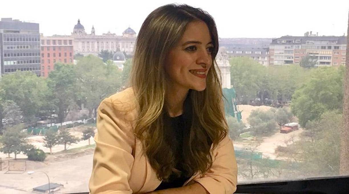 En 2010, “La Pichu” se fue a recidir a República Dominicana junto a su familia, tras un arreglo político con el recién electo presidente Porfirio Lobo. Ahí estudió una maestría en comunicación y marketing político. Luego regresó al país en 2016, para apoyar la alianza que conformó Salvador Nasralla y su madre.