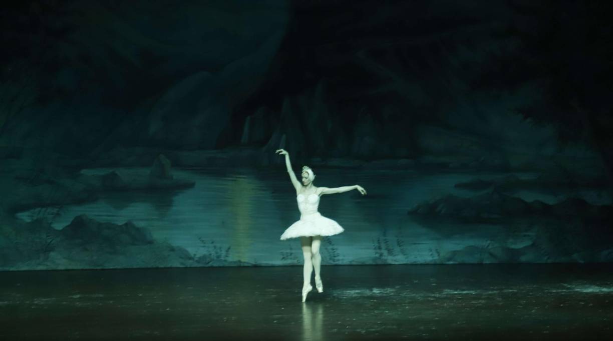 La interpretación de dicha pieza respeta la calidad que acompaña los tres actos con deslumbrante escenografía, música y vestuario