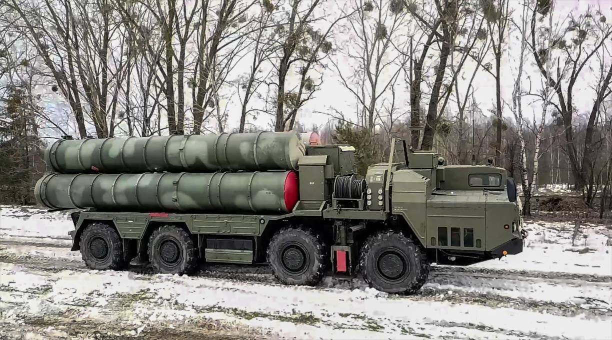 El ejército ruso difundió un video que muestra sus sistemas antiaéreos S-400 desde un campo cubierto de nieve en la región de Brest.