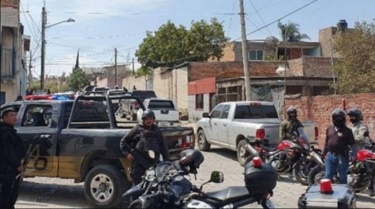 Medios de comunicación locales informaron además del fallecimiento de cinco hombres y una mujer que estaban presuntamente privados de la libertad en una finca, además de un transeúnte que quedó en medio del fuego cruzado.