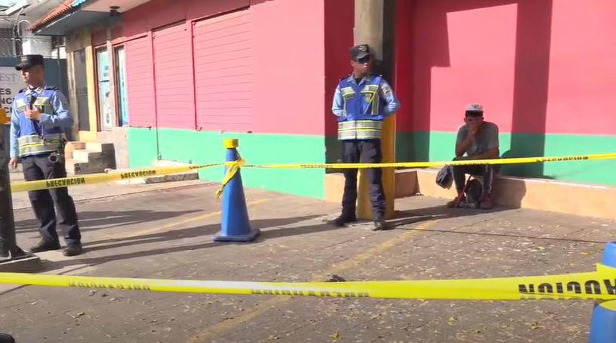 Y varios policías resguardaban el perímetro para que nadie se acercara.