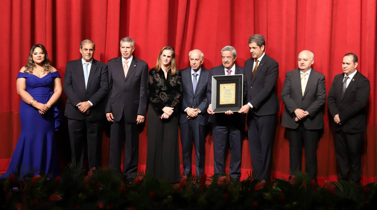 La Fundación Filarmónica de San Pedro Sula, bajo la dirección de Rafael Edgardo Flores, entregó un reconocimiento a la Asociación Cuerpo Consular Sampedrano, recibido por su actual presidente, José Martín Chicas. 