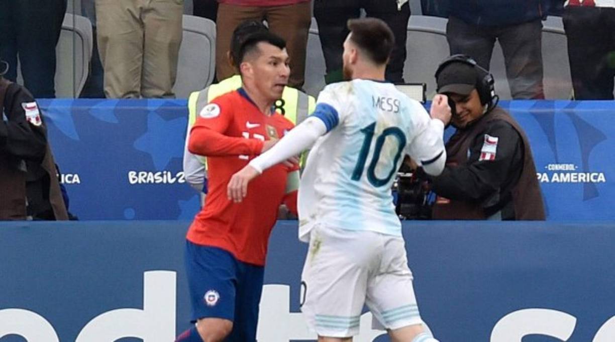 Gary Medel: El capitán de Chile votó por: Messi (5 puntos), Cristiano Ronaldo (3 puntos) y Virgil van Dijk (1 punto).