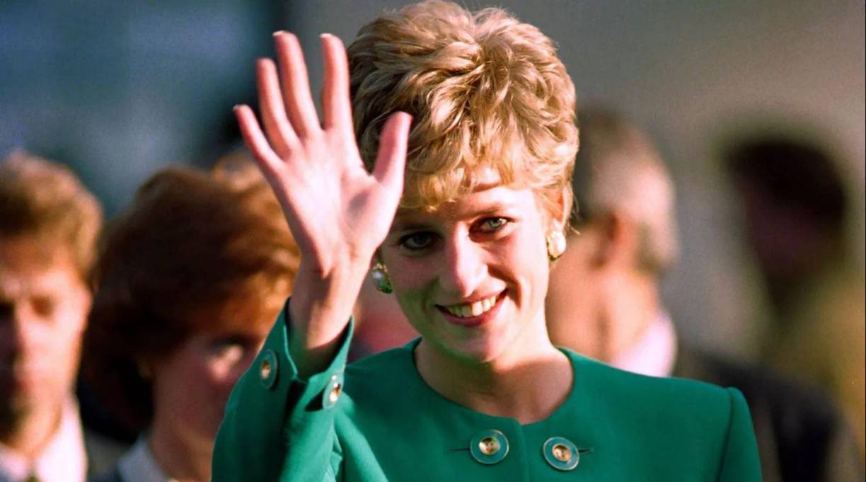 Andrew relató que Diana le pasó una serie de cartas y postales de Camilla al príncipe Carlos, que describió como “apasionadas, cariñosas y llenas de anhelo reprimido”.