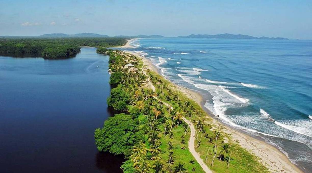 Así luce la Laguna de los Micos (izquierda) frente al mar (derecha) desde una toma aérea. Definitivamente, es una maravilla que le robará suspiros.