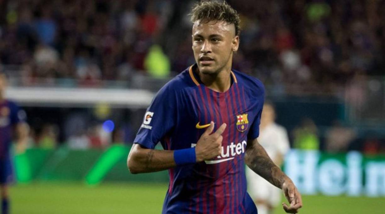 (FILES) In this file photo taken on August 17, 2019, Paris Saint-Germain's Brazilian forward Neymar looks on as he takes part in a training session in Saint-Germain-en-Laye, west of Paris, on the eve of the French L1 football match between Paris Saint-Germain (PSG) and Rennes. - Paris Saint-Germain's Brazilian sporting director Leonardo, at the forefront of negotiations with Barcelona for the transfer of his superstar Neymar, said on August 30, 2019 that there was still 'no agreement' with the Catalan club, three days from the closing of the transfer window. (Photo by FRANCK FIFE / AFP)