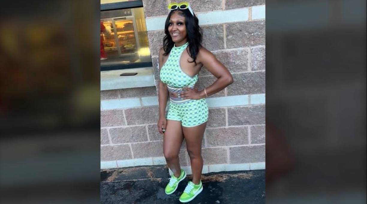 Robinson, de 25 años de edad, fue hallada muerta en una habitación de hotel. El grupo de amigos con el que viajó le dijo a la familia que murió por una intoxicación de alcohol. 