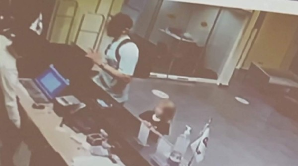 Coleman se registró junto a sus hijos, de dos años y 10 meses de edad, en un hotel de Tijuana, según se muestra en las cámaras de seguridad del lugar.