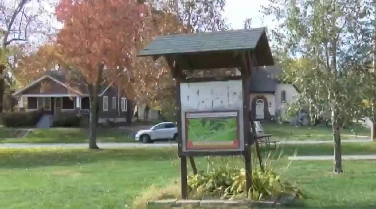 El cuerpo golpeado de la mujer fue hallado escondido debajo de una lona y una carretilla.