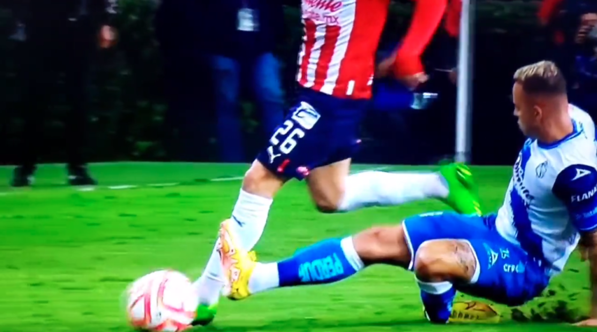 Gustavo Ferrareis realizó una barrida para recuperar el balón, pero tuvo un mal movimiento y sufrió una fractura en la pierna izquierda.