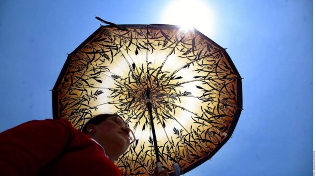 Hacer actividades en la calle con temperaturas de 28 a 32 grados requiere estar protegido e hidratado, con agua simple, en vez de bebidas azucaradas, comentaron.