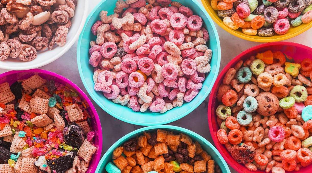 <b>6. Cereales azucarados:</b> muchos cereales para el desayuno, especialmente los dirigidos al consumo infantil, contienen altos niveles de azúcar añadido. Opta por cereales integrales con bajo contenido en azúcar y añade fruta fresca o frutos secos para obtener un desayuno saludable y nutritivo.