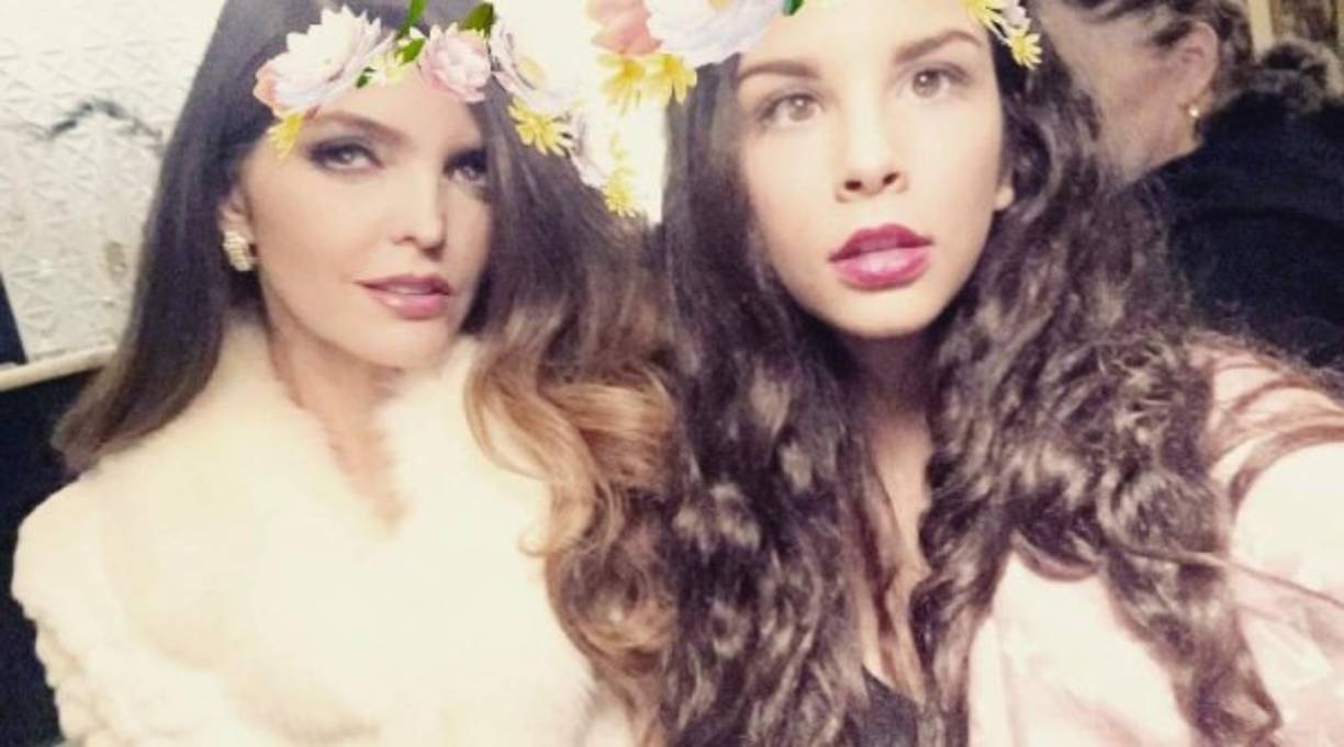 La cantante Ana Bárbara, quién al casarse con 'El Pirru', se encargó de criar a Paulina y aunque el matrimonio terminó ella siempre expresa su amor de madre por la joven.