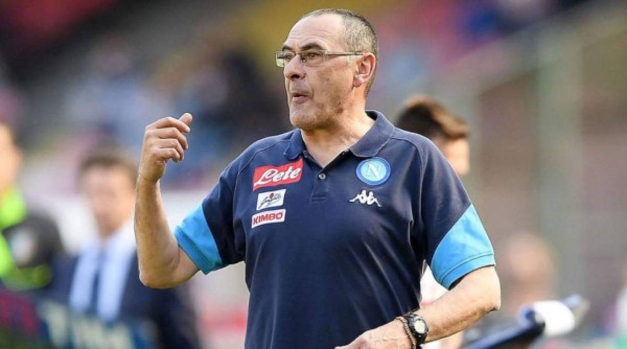 Aparece un nuevo nombre en la lista de entrenadores para el banquillo del Chelsea. Ese hombre es Maurizio Sarri, que no termina de ponerse de acuerdo con el Napoli para renovar y que ahora está siendo sondeado por el Chelsea, que aún mantiene a Luis Enrique como su primera opción. La operación Maurizio Sarri al Chelsea podría costarle más de 20 millones de euros.