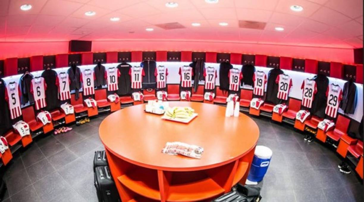 Philips Stadium (PSV Eindhoven) - ​En los últimos años el PSV está recuperando la grandeza en Holanda y su vestuario es un ejemplo de ello. Con grandes espacios para los jugadores, que están ordenados por número. Además, en el centro hay una gran mesa donde pueden repasar tácticas o coger cualquier utensilio.